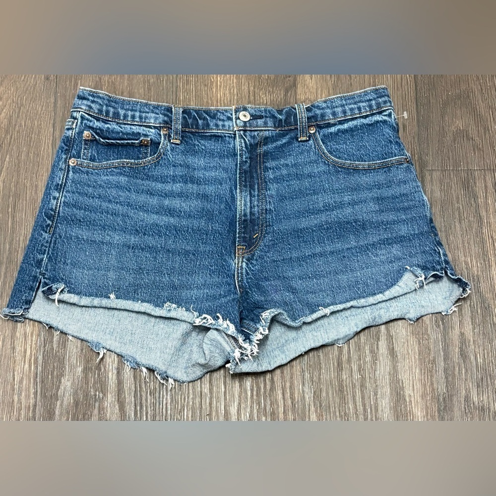 Abercrombie & Fitch High Rise Mom Denim Shorts Size 32/14 Distressed Raw Hem